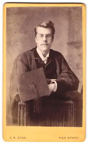 Fotografie E. R. Gyde, Derby, englischer Student in Robe Academicus, Zwickerbrille