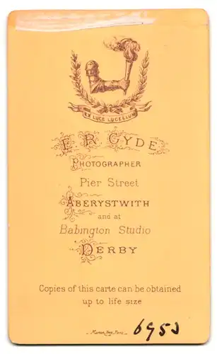 Fotografie E. R. Gyde, Derby, englischer Student in Robe Academicus, Zwickerbrille