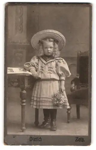 Fotografie Heinrich Dietsch, Zeitz, nieliches kleines Mädchen im Sommerkleid mit Hut und blonden Locken