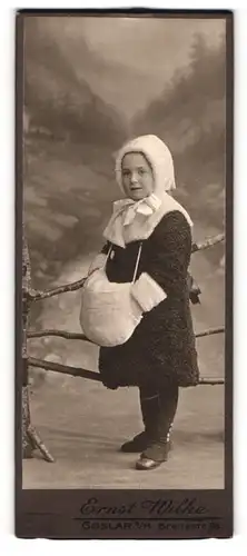 Fotografie Ernst Wilke, Goslar / Harz, junges Mädchen im Wintermantel mit Muff und Mütze