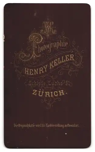 Fotografie Henry Keller, Zürich, niedliches schweizer Kind im langen Kled mit Sommerhut stehend auf einem Stuhl