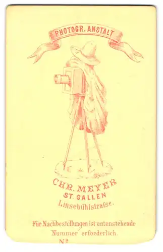 Fotografie Chr. Meyer, St. Gallen, Plattenkamera auf Dreibein mit Hut und Jacke