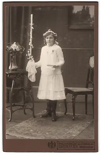 Fotografie E. Kregeloh, Mannheim, junges Mädchen zur Konfirmation im Kleid mit Kerze und Kruzifix