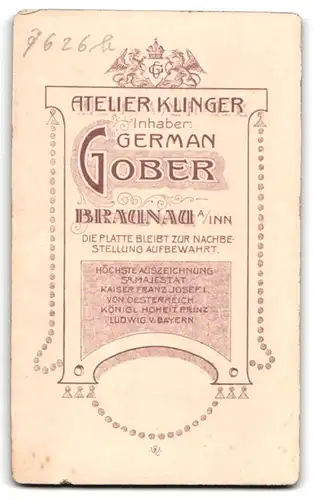 Fotografie Atelier Klinger, Braunau / Inn, junges Mädchen im weissen Kleid zur Erstkommunion mit Kerze