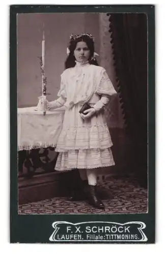 Fotografie F. X. Schröck, Laufen, Mädchen im Kleid zu ihrer Erstkommunion