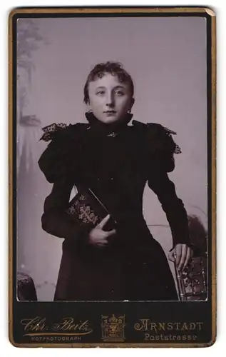 Fotografie Chr. Beitz, Arnstadt, junges Mädchen im schwarzen Kleid zur Kommunion
