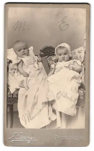 Fotografie Friedr. Gernig, Pforzheim, zwei niedliche Kleinkinder Marianne und Elisabeth, Zwillinge, Taufbild 1900