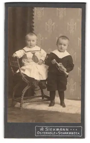 Fotografie W. Siekmann, Osterholz-Scharmbeck, zwei Kleinkinder im Kleidchen und im Anzug mit Blechtrompete