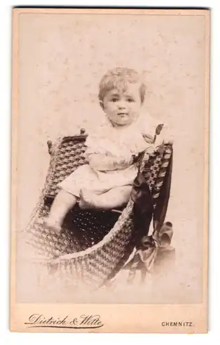 Fotografie Dietrich & Witte, Chemnitz, kleines Kind mit Locken sitzt im Kinderwagen