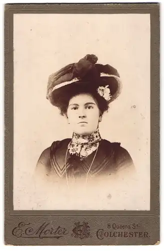 Fotografie E. Morter, Colchester, junge Engländerin A. Sarah Donble im Kleid mit schicken Hut