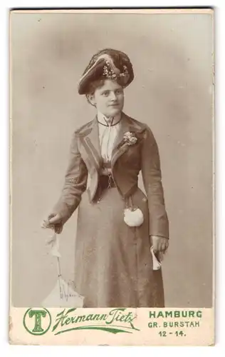 Fotografie Hermann Tietz, Hamburg, junge Frau Margarethe Behrmann im Kleid mit Hut und Schirm, 1902