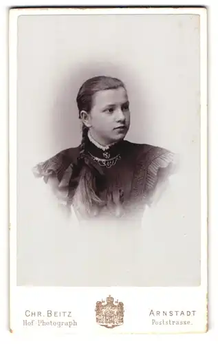 Fotografie Chr. Beitz, Arnstadt, junges Mädchen im Kleid mit geflochtenem Zopf