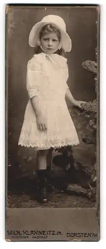 Fotografie Wilh. Klanneitz Jr., Dorsten i. W., junges Mädchen Marie Bartels im wei0en Kleid mit Haube