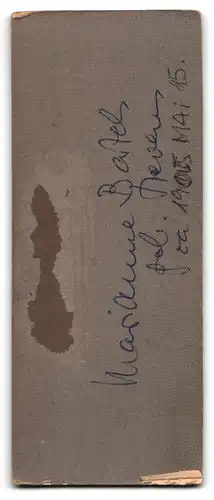Fotografie Wilh. Klanneitz Jr., Dorsten i. W., junges Mädchen Marie Bartels im wei0en Kleid mit Haube