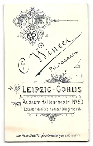 Fotografie C. Winzer, Leipzig-Gohlis, junger sächsischer Knabe im Wintermantel mit Hut