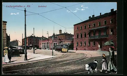 AK Ludwigshafen a. Rh., Bahnhof mit Strassenbahnen