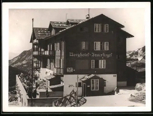 Fotografie unbekannter Fotograf, Ansicht Ebensee, Berghotel Feuerkogel mit Gästen auf der Terrasse