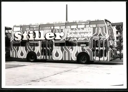 Fotografie Doppeldecker Bus, Omnibus der BVG in Berlin mit Reklame Stiller Schuhmode