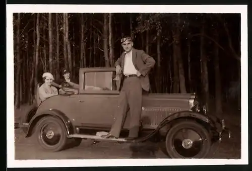 Fotografie Auto Opel, stolzer Fahrer auf Trittbrett stehend, Damen sitzen auf Schwiegermuttersitz