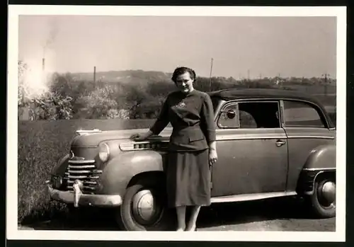 Fotografie Auto Opel Olympia Cabrio, junge Dame posiert am Cabriolet
