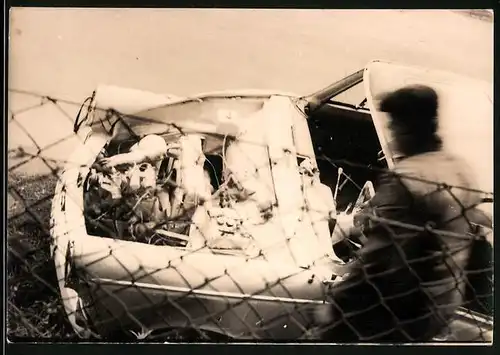 Fotografie Auto, Rennwagen nach Unfall beim 1000 KM Rennen auf dem Nürburgring