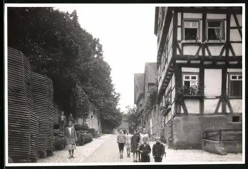 Fotografie unbekannter Fotograf, Ansicht Wimpfen, Kinder neben Fachwerkhaus in der Schulgasse