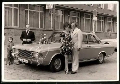 Fotografie Auto Ford Taunus, Hochzeitspaar nebst PKW vor einem Standesamt