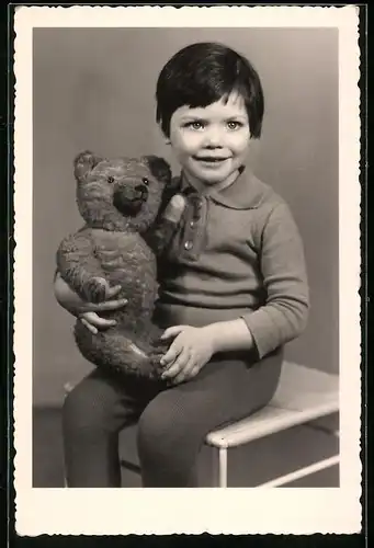 Fotografie Herrmann, Potsdam, niedliches Kind mit Teddybär, Teddy, Teddybear