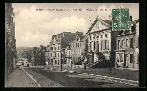AK Saint-Hilaire-du-Harcouet, Place de l`Hotel de Ville