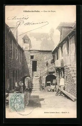 AK Villedieu-les-Poeles, Cour du Foyer