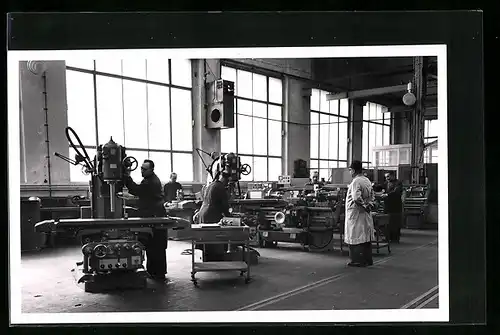 AK Fabrikarbeiter an ihren Maschinen