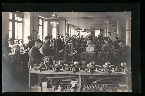 AK Fabrikarbeiter in der Werkhalle