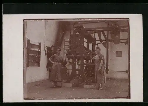 AK Fabrikarbeiterinnen an einer Maschine