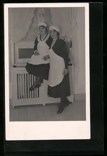 Foto-AK Zwei Dienstmädchen an einer Kommode