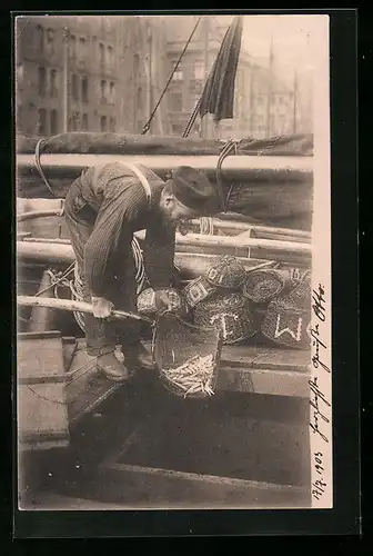 AK Von der Wasserkante, Fischer mit seinem Fang