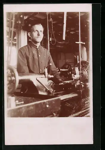 Foto-AK Fabrikarbeiter an der Maschine