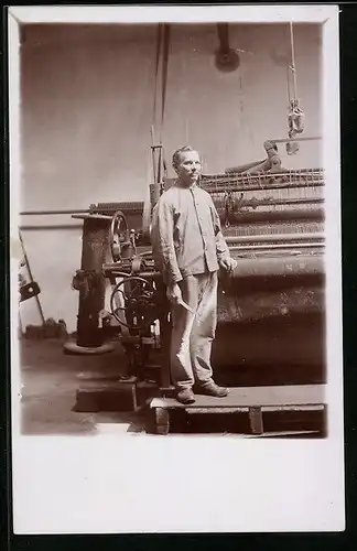 Foto-AK Fabrikarbeiter vor einem mechanischen Webstuhl