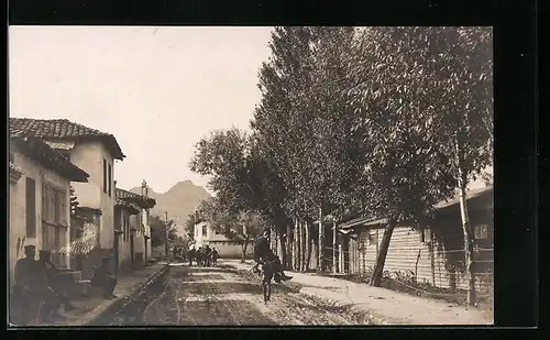 Foto-AK Prilep, Strassenpartie mit Anwohnern