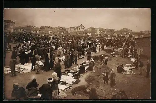 Foto-AK Üskueb, Ortspartie mit Strassenhändlern