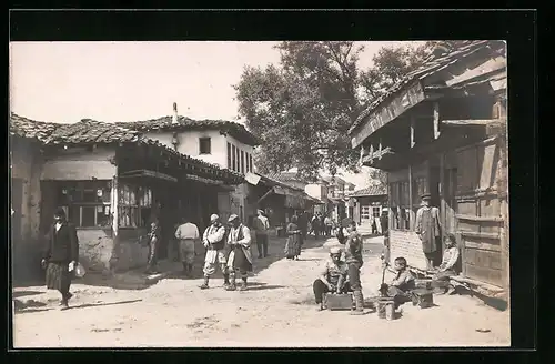 AK Prilep, Strassenpartie mit Passanten