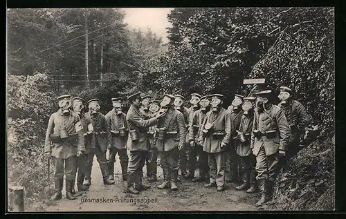 AK Deutsche Soldaten beim Gasmasken-Prüfungsappell