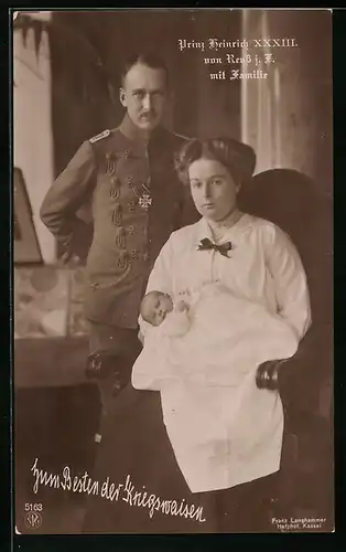 AK Prinz Heinrich XXXIII. von Reuss mit Frau und Baby, Wohlfahrtskarte für Kriegswaisen
