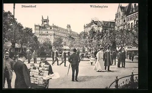 AK Düsseldorf, Wilhelmplatz, Ansichtskartenverkäufer, Ansichtskartengeschichte