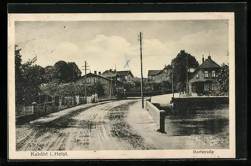 AK Kaköhl i. Holst., Dorfstrasse mit Bäumen