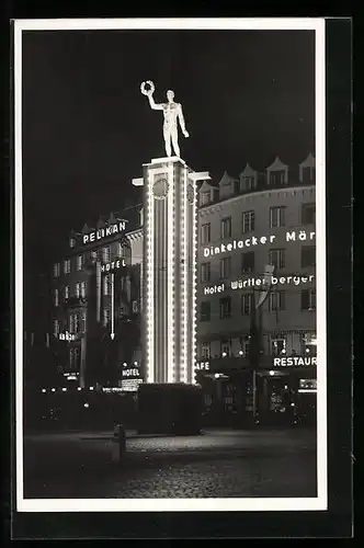 AK Stuttgart, Hotel Württemberger Hof und Hotel Pelikan mit Denkmal bei Nacht
