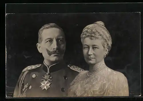 AK Kaiserin Auguste Victoria Königin von Preussen mit ihrem Gatten in Uniform