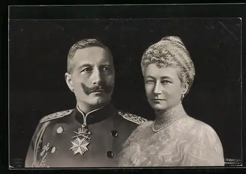 AK Kaiserin Auguste Victoria Königin von Preussen mit ihrem Gatten in Uniform