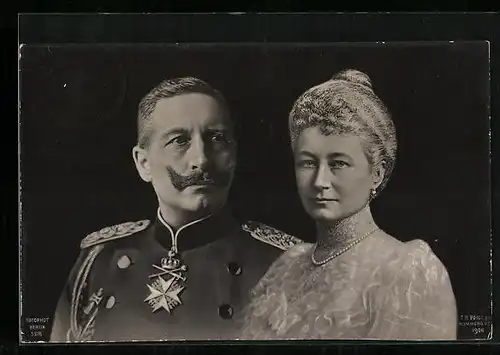 AK Kaiserin Auguste Victoria Königin von Preussen mit ihrem Gatten in Uniform