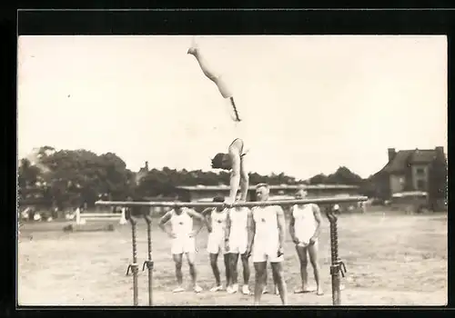 Foto-AK Junger Mann turnt
