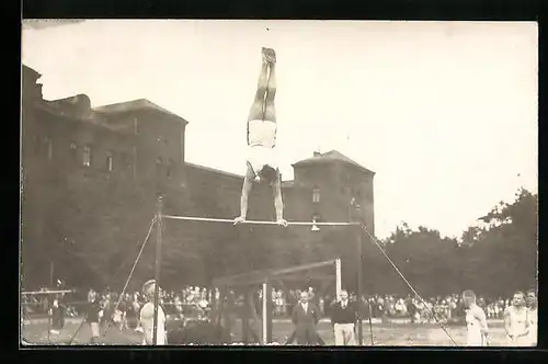 Foto-AK Junger Mann turnt an einer Stange